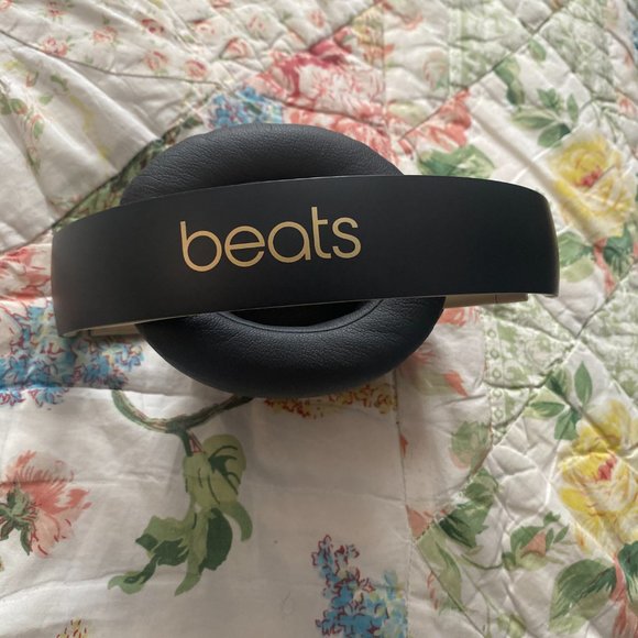 Beats by Dr. Dre Studio3 Wireless Over the Ear Headphones - Shadow Gray - Picture 3 of 5